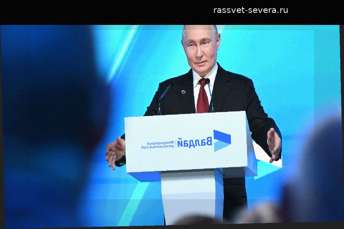 Лукашенко рассказал о похвале Путина за сохранение советской базы