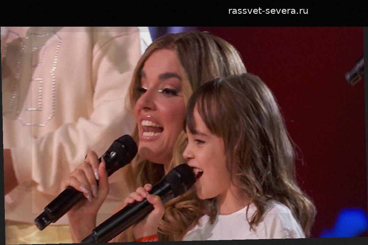 Melody cumple el sueño de Triana y sale al escenario a cantar con ella su canción