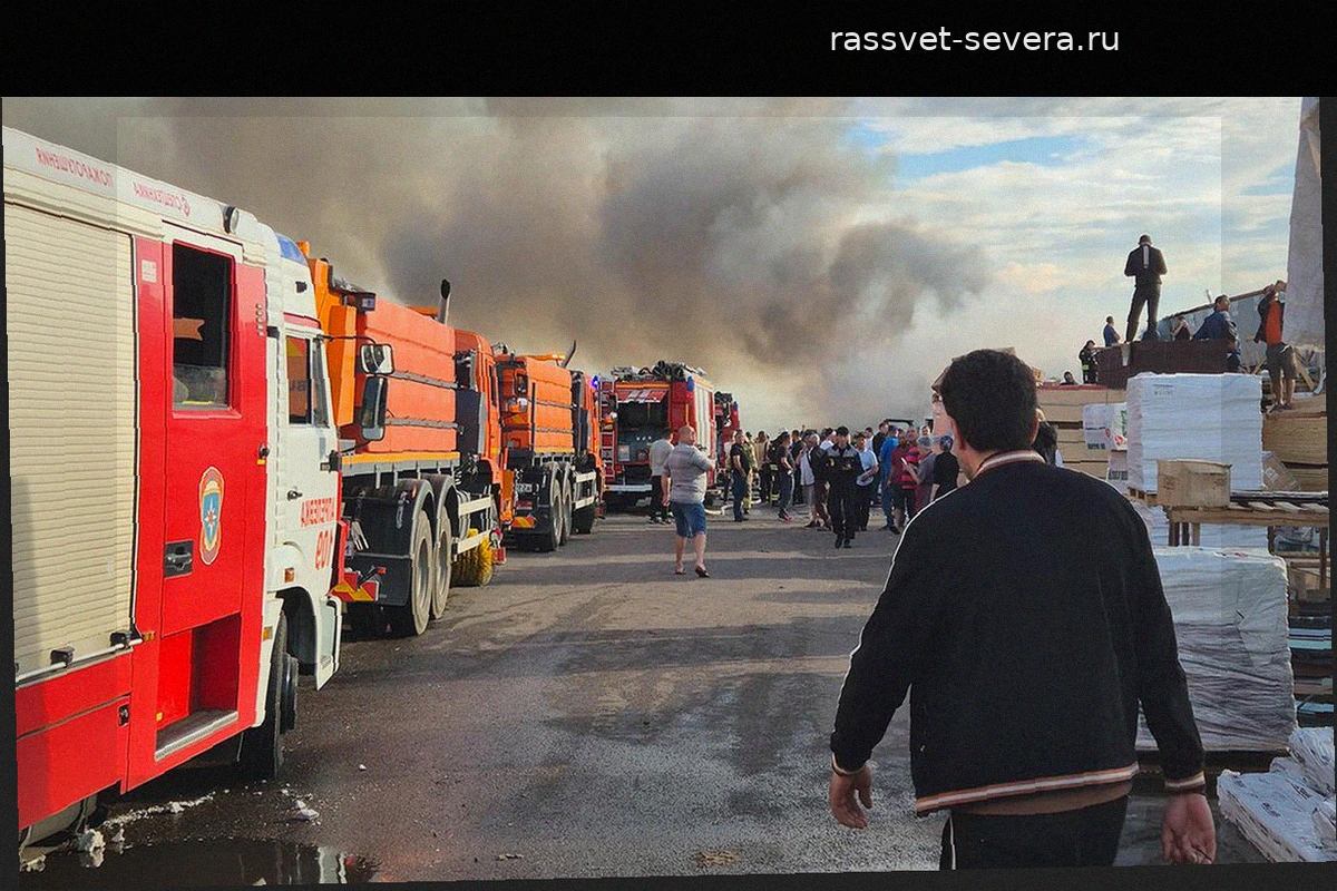 В Новой Москве ликвидируют масштабный пожар на территории рынка
