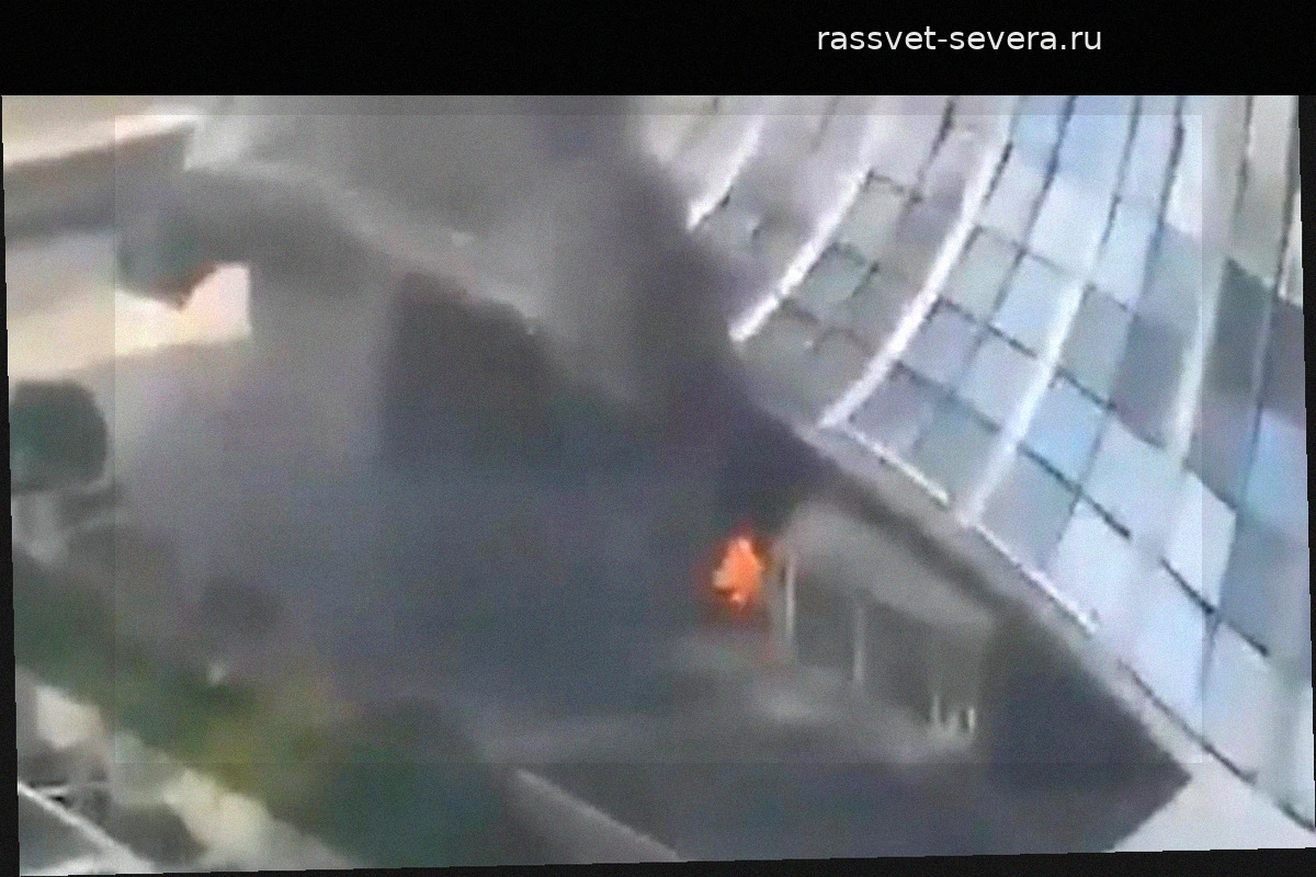 Кадры небоскреба, в который влетел небольшой самолет в Пекине. Видео