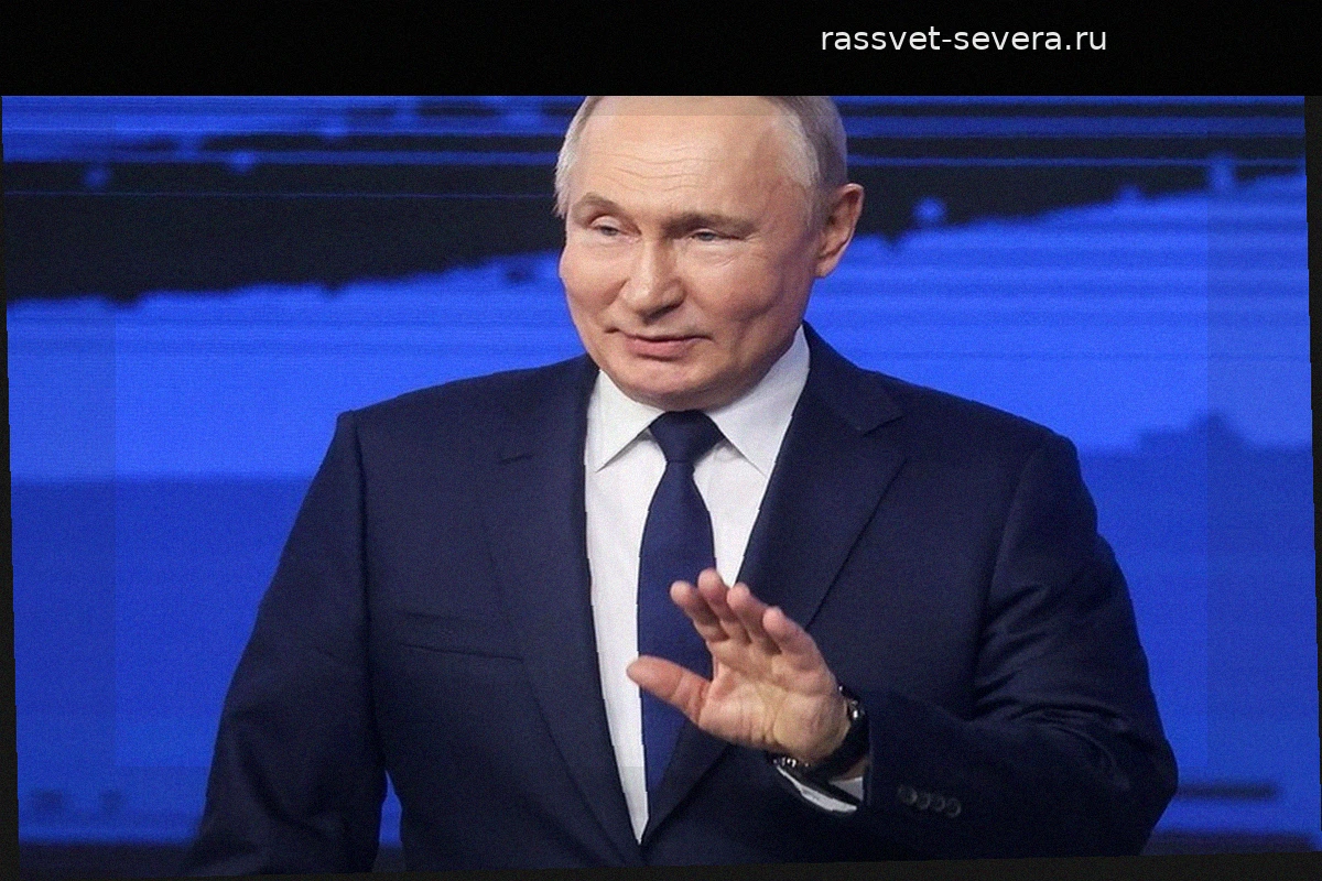 Владимир Путин посетил крейсер «Варяг» и оставил запись в книге почетных гостей