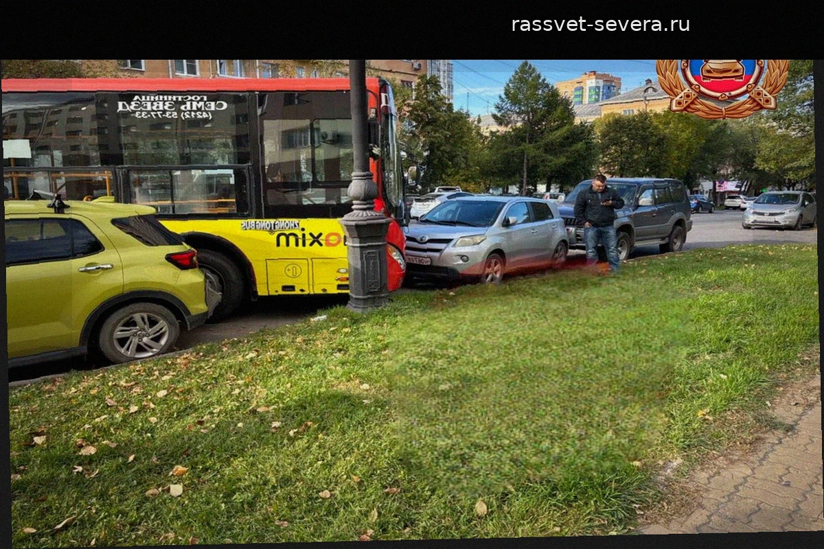 В Хабаровске автобус без водителя протаранил три автомобиля