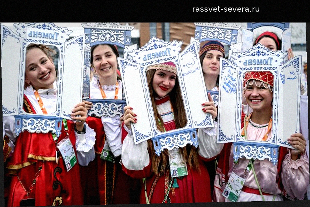 Шествие молодежного фестиваля в Екатеринбурге: национальные костюмы и музыка