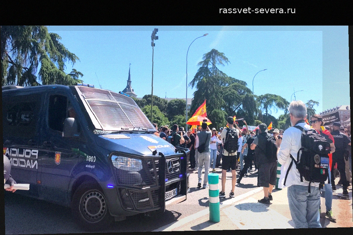 Участники протеста в Мадриде прорвали кордон полиции и движутся к резиденции Ла-Монклоа