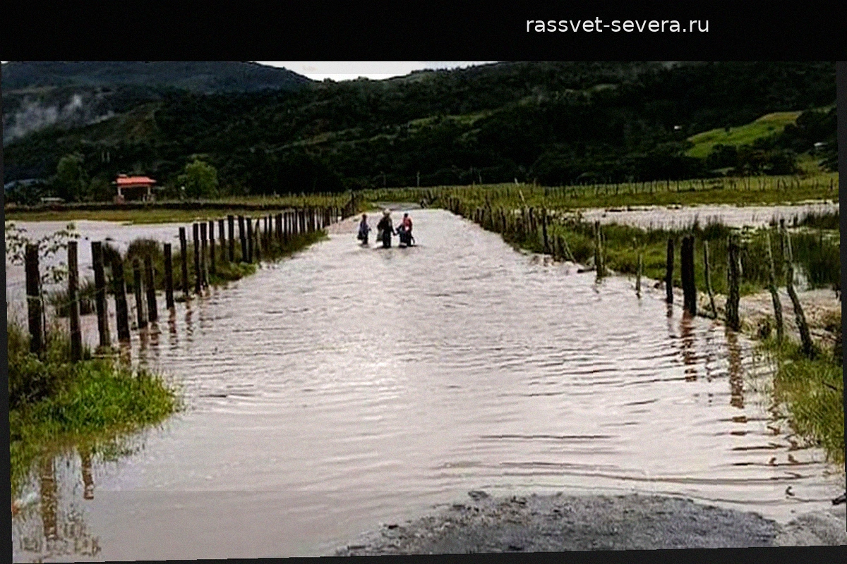 В Колумбии из-за разлива реки Караре погиб юноша; регион страдает от наводнений и отключений света