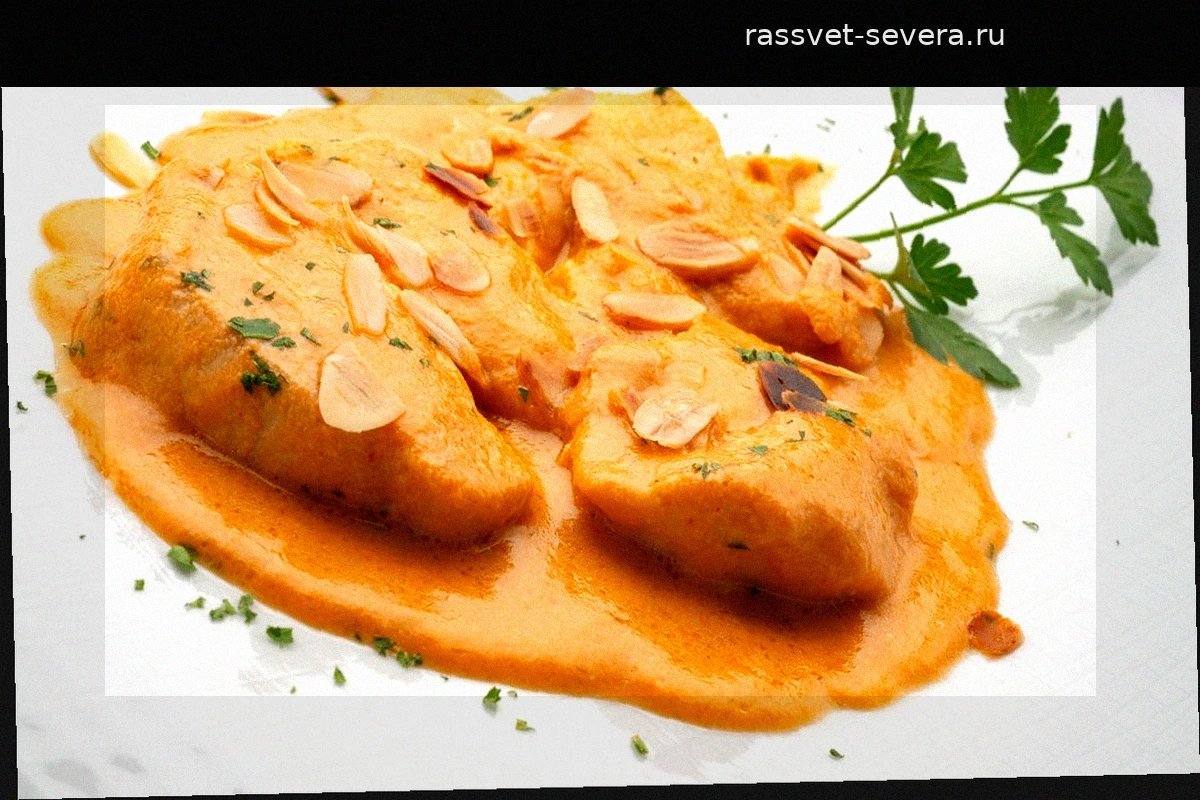 Сочные куриные медальоны под миндальным соусом: рецепт от шеф-повара