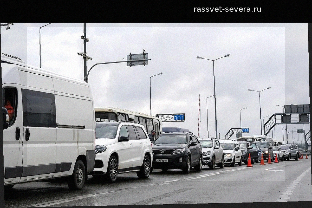 В очереди перед Крымским мостом скопилось 650 машин