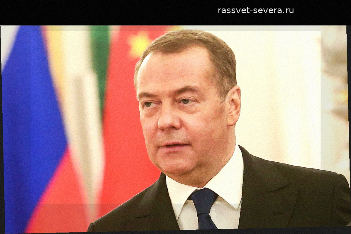 Медведев высказался об инициативе лишить Зеленского ордена Польши
