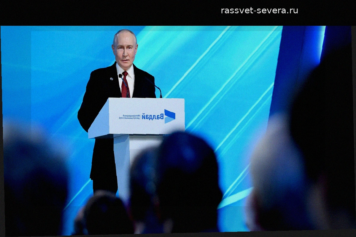 Путин назвал нелепым предложение о прекращении ударов по НПЗ и судам