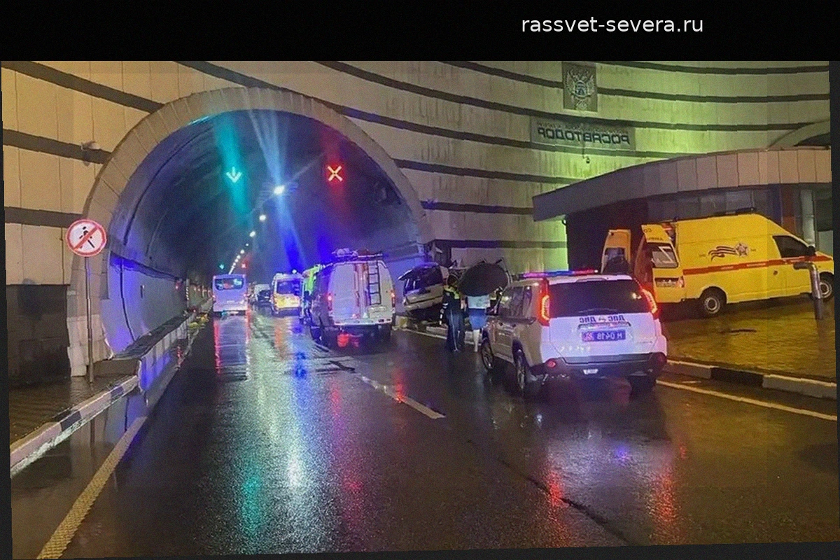 В Сочи при столкновении внедорожника с бетонной стеной погибли пять человек