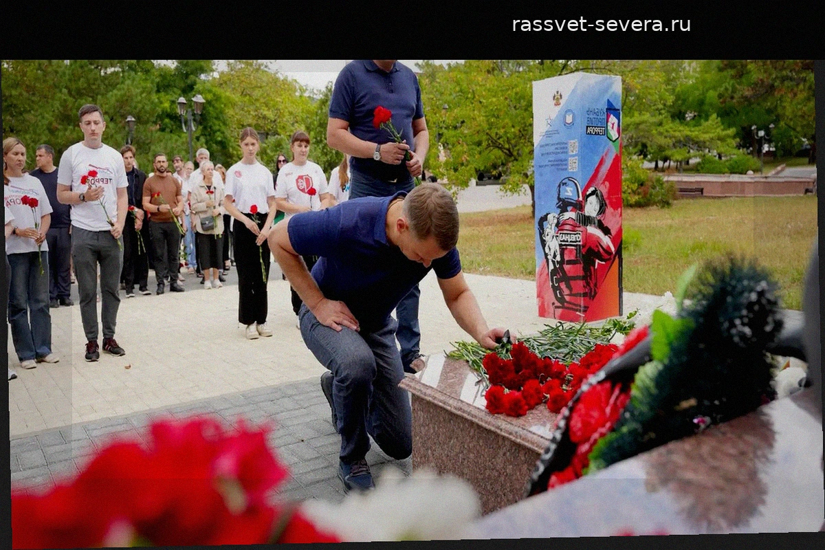 Жители Новороссийска создали стихийный мемориал в память о жертвах атаки беспилотников