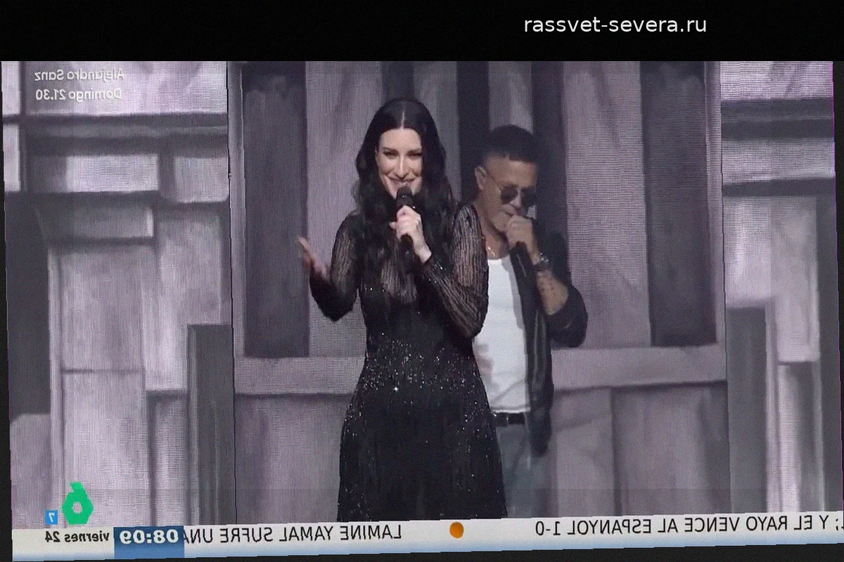 Алехандро Санс удивил Лауру Паузини, внезапно появившись на её шоу в Боготе