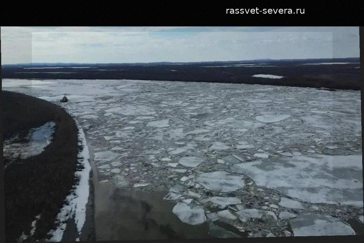 Десять теплоходов унесло течением из-за ледохода в Якутии