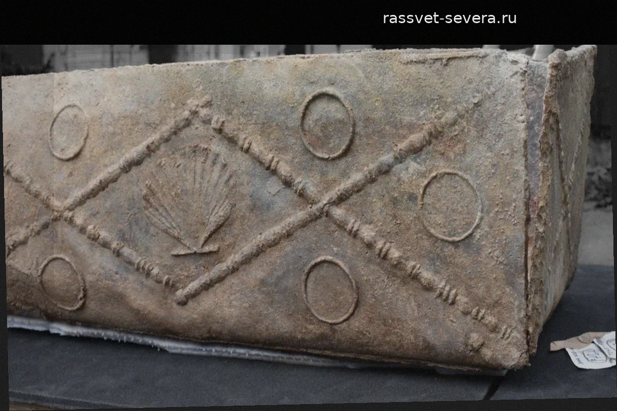 В Англии при ремонте больницы обнаружили 1700-летнюю римскую гробницу и редкий свинцовый саркофаг