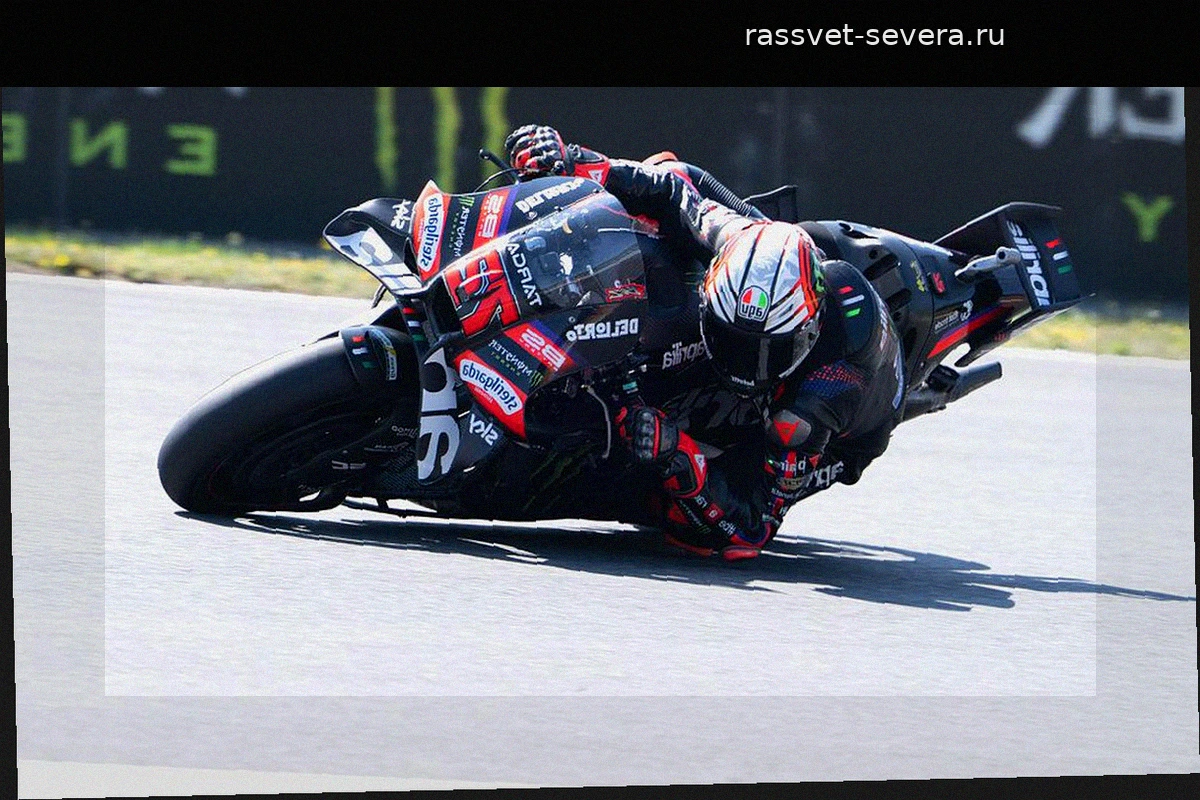 Лидер сезона MotoGP извинился за удар маршала по лицу во время гонки