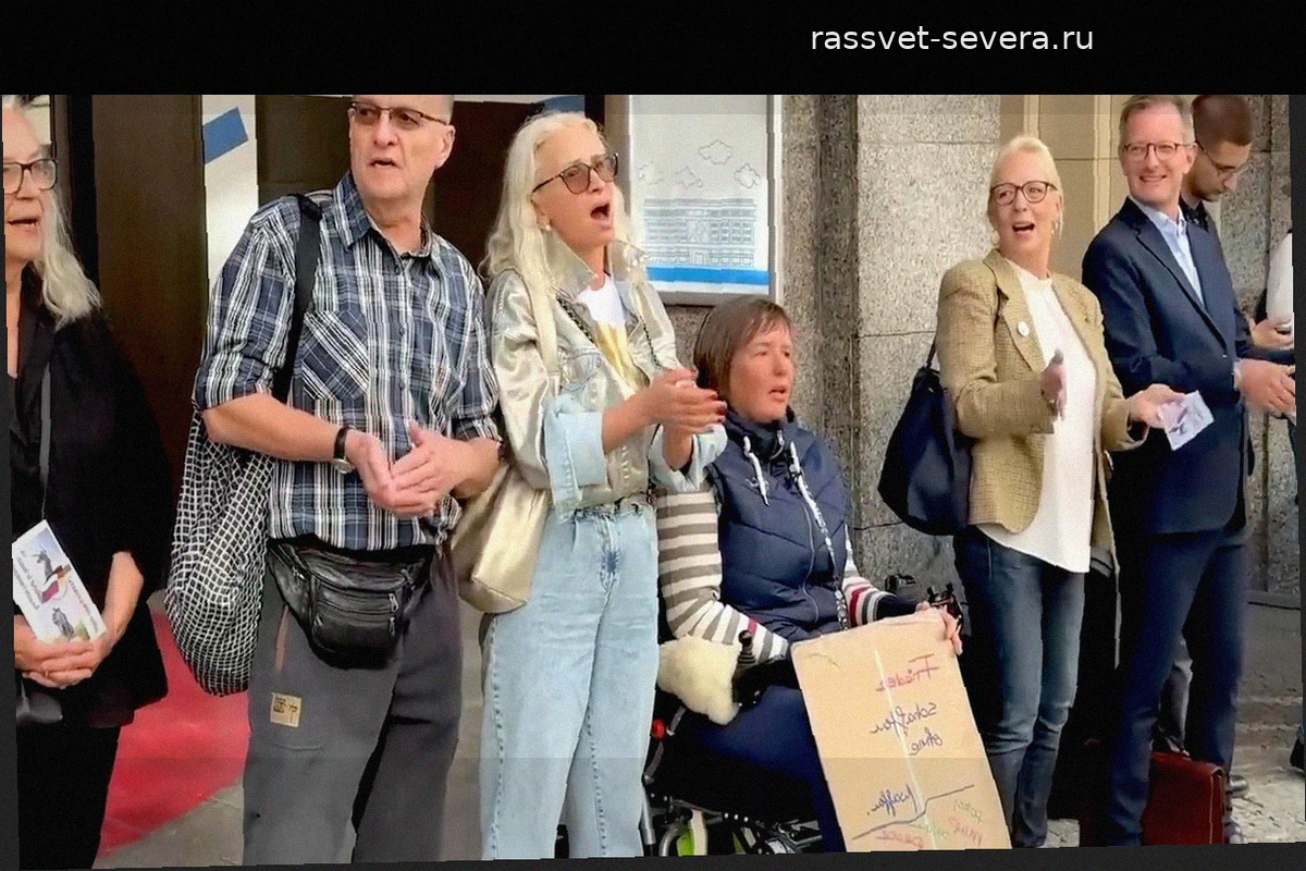 Немецкий активист спел «Журавли» на пикете в Берлине